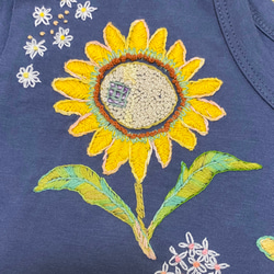 手刺し刺繍のTシャツ〜初夏のひまわり②〜 2枚目の画像