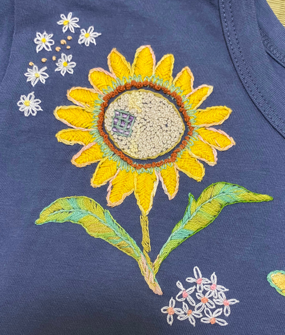 手刺し刺繍のTシャツ〜初夏のひまわり②〜 2枚目の画像