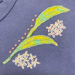 手刺し刺繍のTシャツ〜初夏のひまわり②〜 4枚目の画像