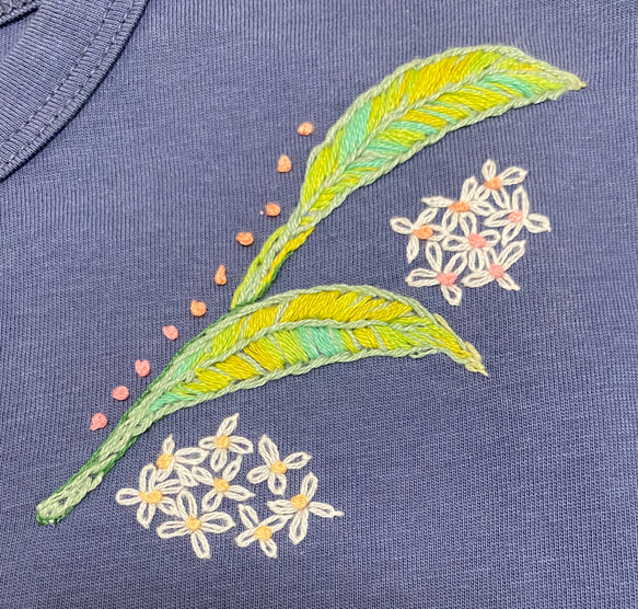 手刺し刺繍のTシャツ〜初夏のひまわり②〜 4枚目の画像