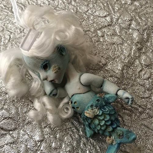 人形のオブジェ KAWS' giant floating 'Companion' appears on Seoul lake | CNN