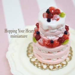 【ミニチュア】二段フランボワーズケーキ♡ハートのイチゴがキラリ♡ 1枚目の画像