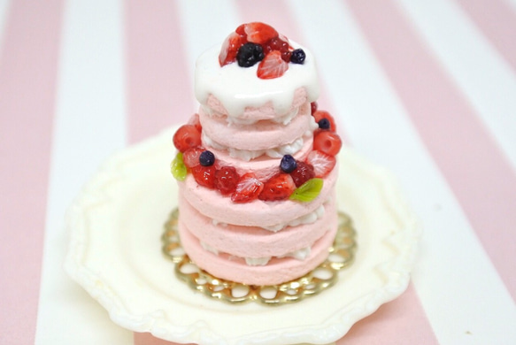 【ミニチュア】二段フランボワーズケーキ♡ハートのイチゴがキラリ♡ 3枚目の画像
