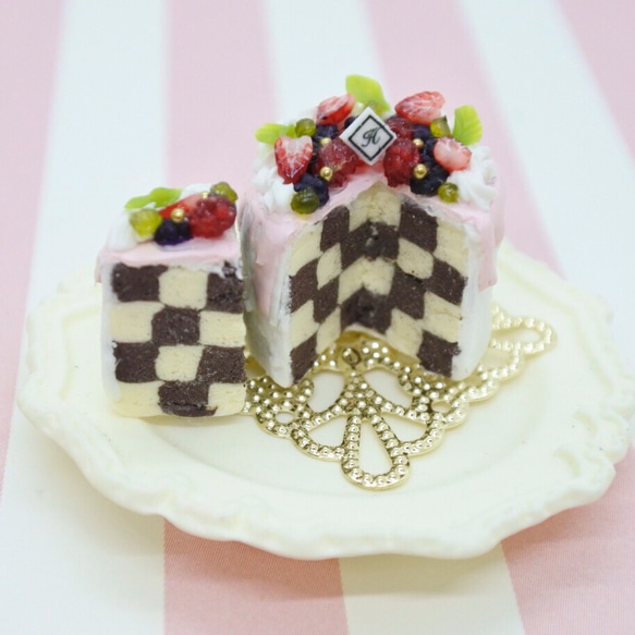 【ミニチュア】バニラとチョコレートのダミエ柄ケーキ♡スクエアゴールドプレート付き♩ 2枚目の画像