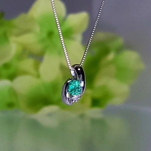 K18WGエメラルド他を圧倒する煌めきと高級感 ネックレス・ペンダント  