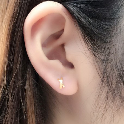 K10イエローゴールドクロスモチーフピアス ピアス（スタッド・一粒