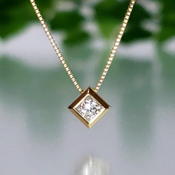 K18(刻印入）ダイヤモンドが、スクエア枠でシャープに煌めきます 1枚目の画像