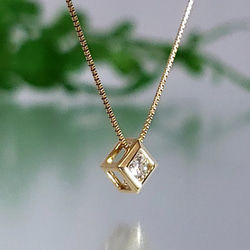 K18(刻印入）ダイヤモンドが、スクエア枠でシャープに煌めきます 2枚目の画像
