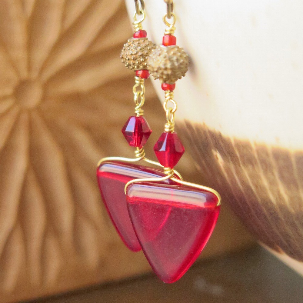 アンティーク　ウェディングビーズ　三角　透赤　＋　アフリカンブラス　ピアス＆イヤリング 　百世 momotose（西）