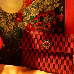 和布とチェコガラスボタンのポーチ《矢羽根格子×青赤の花ボタン》 1枚目の画像