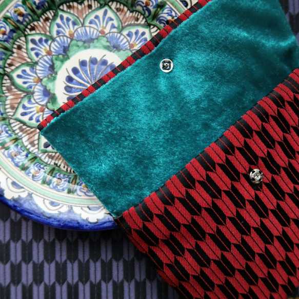 和布とチェコガラスボタンのポーチ《矢羽根格子×青赤の花ボタン》 2枚目の画像