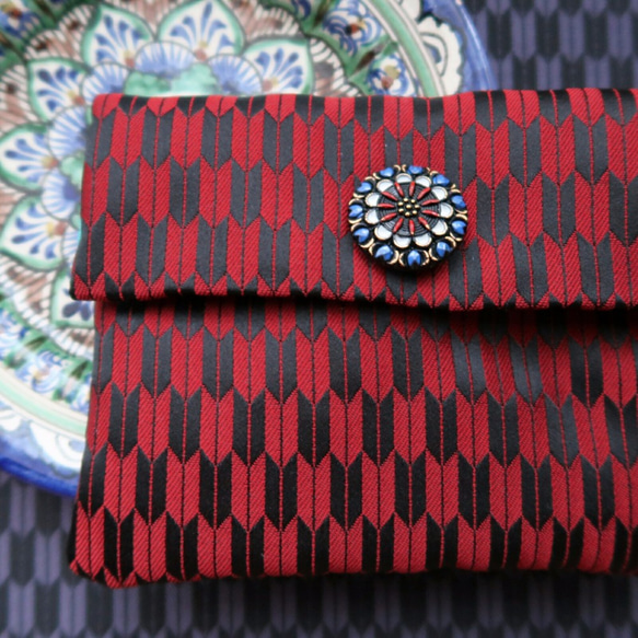 和布とチェコガラスボタンのポーチ《矢羽根格子×青赤の花ボタン》 3枚目の画像
