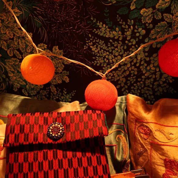 和布とチェコガラスボタンのポーチ《矢羽根格子×青赤の花ボタン》 5枚目の画像