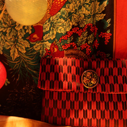 和布とチェコガラスボタンのポーチ《矢羽根格子×薔薇の花ボタン》 1枚目の画像