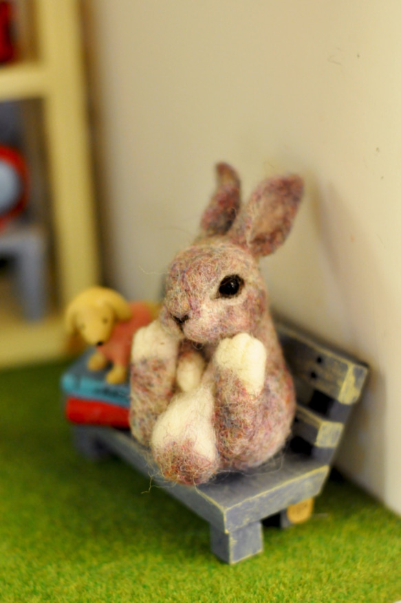 羊毛氈竹籃小灰兔擺飾 第3張的照片