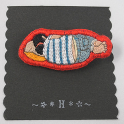 「おばちゃんのお昼寝」熟睡/手縫い刺繍ブローチ/一点物 1枚目の画像