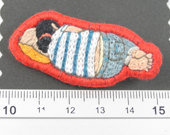 「おばちゃんのお昼寝」熟睡/手縫い刺繍ブローチ/一点物 4枚目の画像