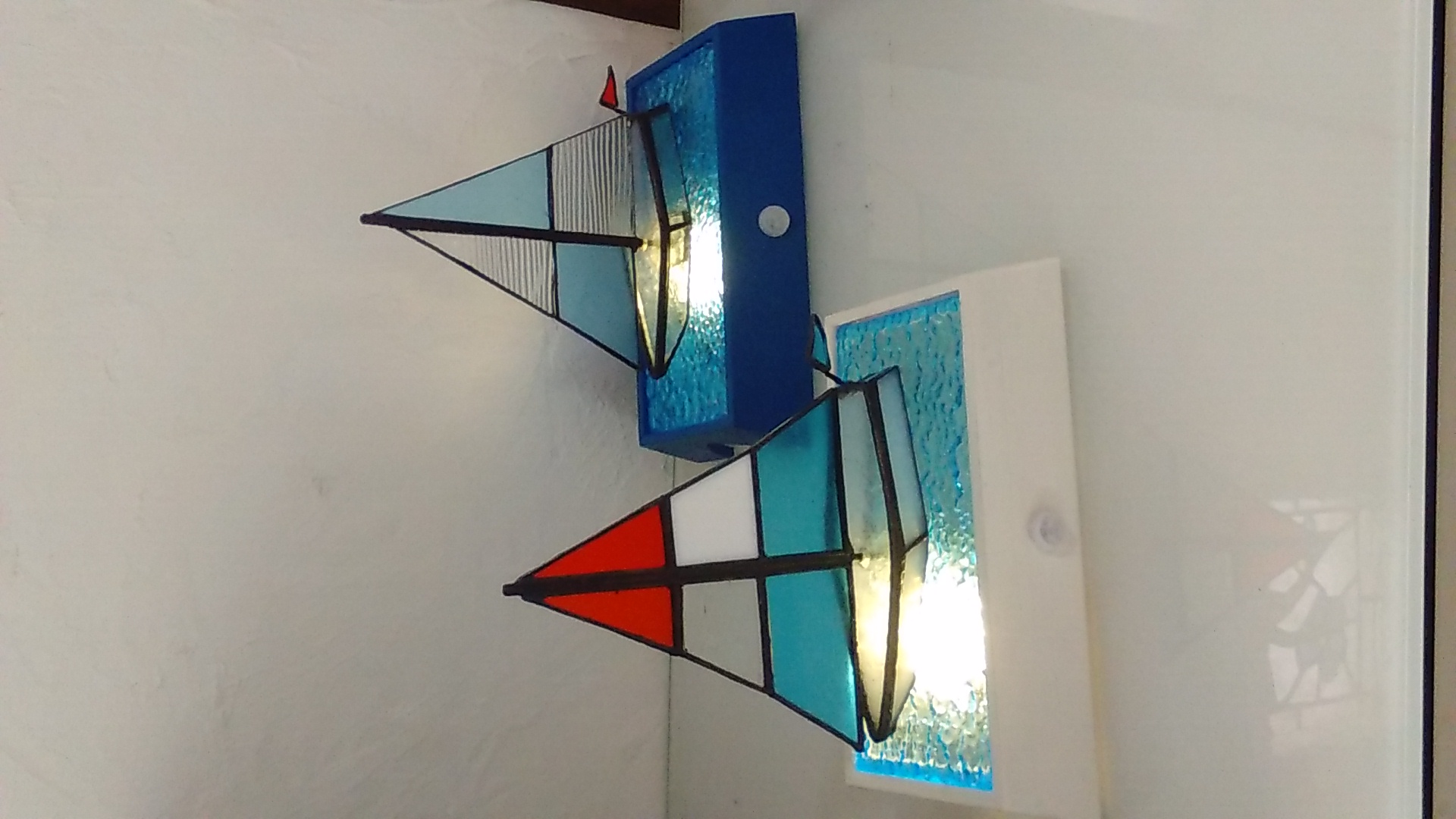 ステンドグラスのヨットのテーブルライト　人感センサー付き　new