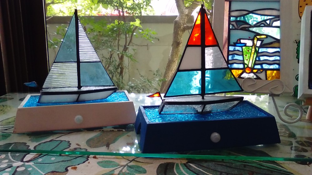 ステンドグラスのヨットのテーブルライト　人感センサー付き　new
