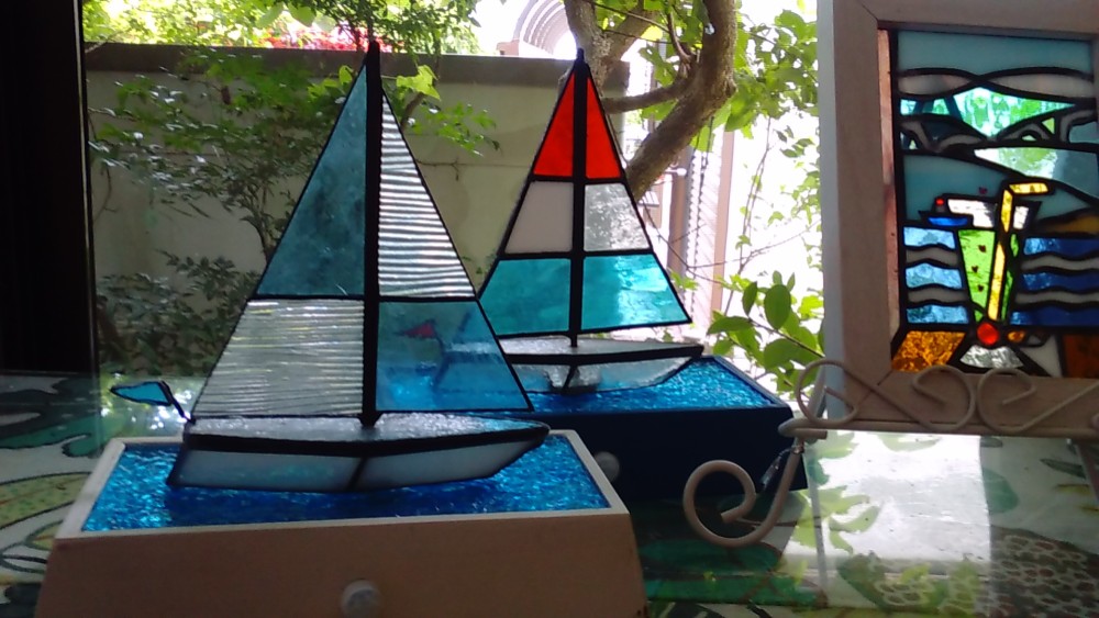 ステンドグラスのヨットのテーブルライト　人感センサー付き　new