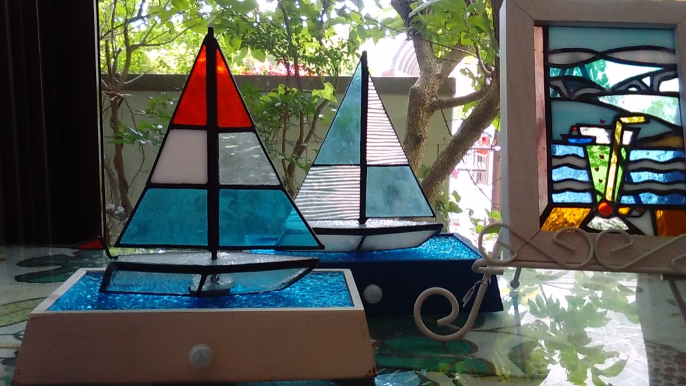 ステンドグラスのヨットのテーブルライト　人感センサー付き　new