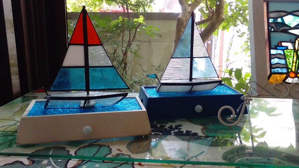 ステンドグラスのヨットのテーブルライト　人感センサー付き　new