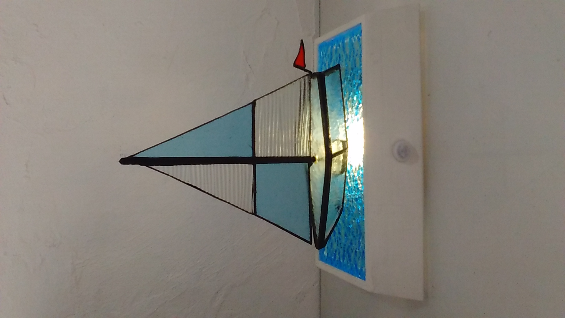 ステンドグラスのヨットのテーブルライト　人感センサー付き　new