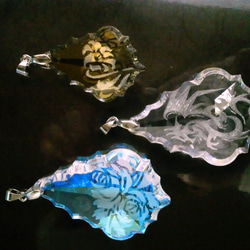スワロフスキーのペンダント（百合柄） 3枚目の画像