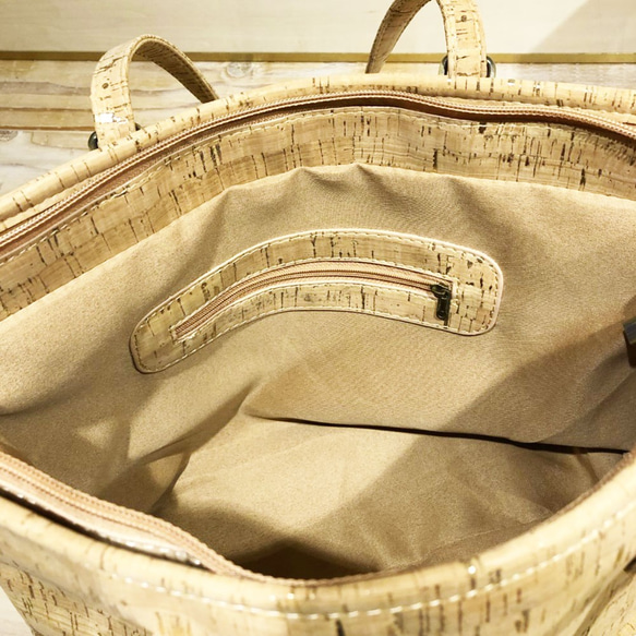 ポルトガル産天然コルク  ジッパー付き ゴールドラメトートバッグ 4枚目の画像