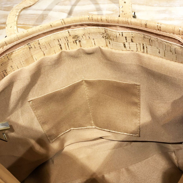 ポルトガル産天然コルク  ジッパー付き ゴールドラメトートバッグ 5枚目の画像