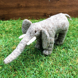キルギス 癒しのフェルトの動物ぬいぐるみ – ゾウ 1枚目の画像