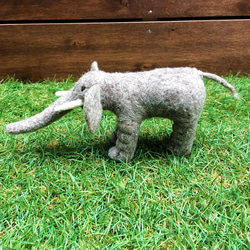 キルギス 癒しのフェルトの動物ぬいぐるみ – ゾウ 2枚目の画像