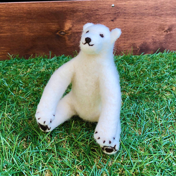 キルギス 癒しのフェルトの動物ぬいぐるみ – シロクマ 羊毛フェルト