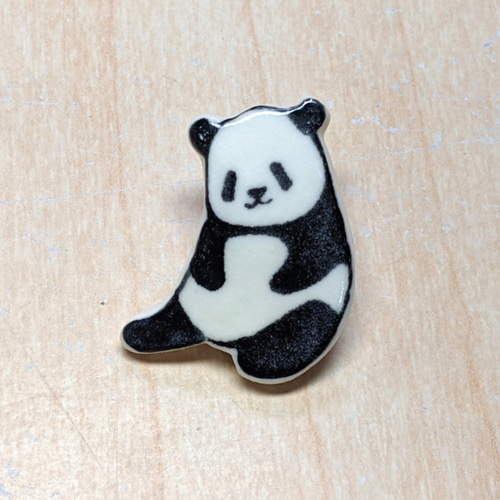 パンダピンバッジ(お座り) ブローチ 丸山陶房（桑原純) パンダの食器屋