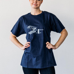 グラフィックTシャツ（男女兼用）；ハンドプリント半袖シャツ、ネイビー【Defective? or Unique?】 2枚目の画像