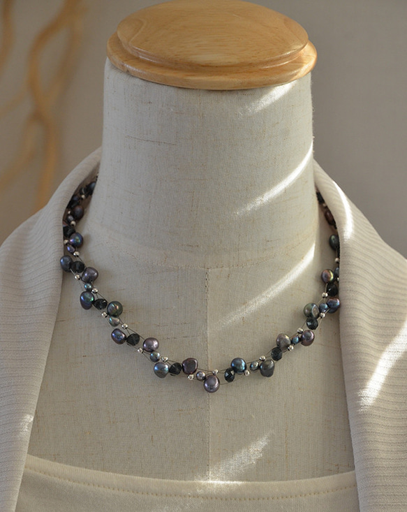 Necklace of the fresh water pearls and glass beads 第7張的照片