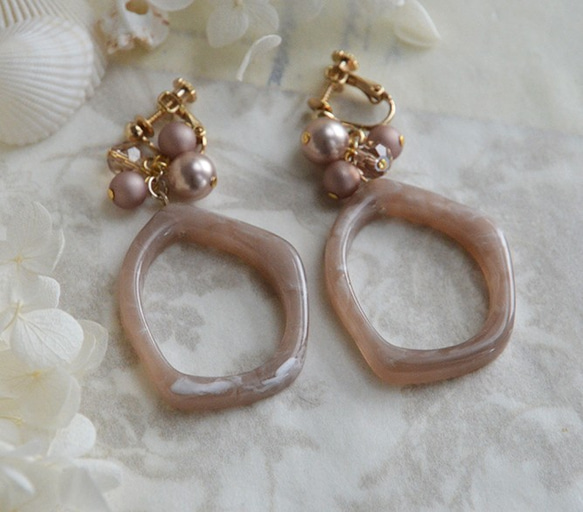 珍珠珠及玻璃珠和亞克力配件的耳環[Grey Brown] 第2張的照片