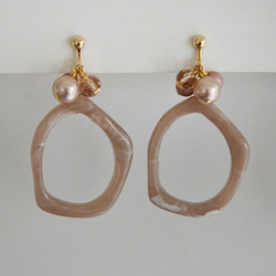 珍珠珠及玻璃珠和亞克力配件的耳環[Grey Brown] 第3張的照片