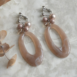 珍珠珠和玻璃珠以及亞克力零件耳環B [灰褐色] 第3張的照片