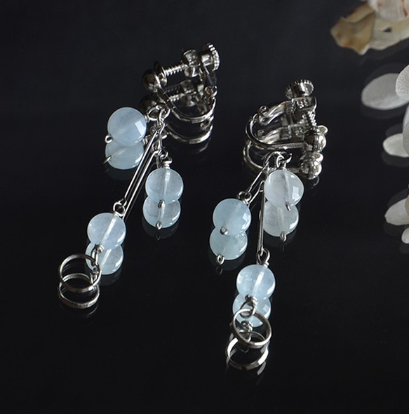 Aquamarine & metal hoop earrings [March birthstone] 第2張的照片