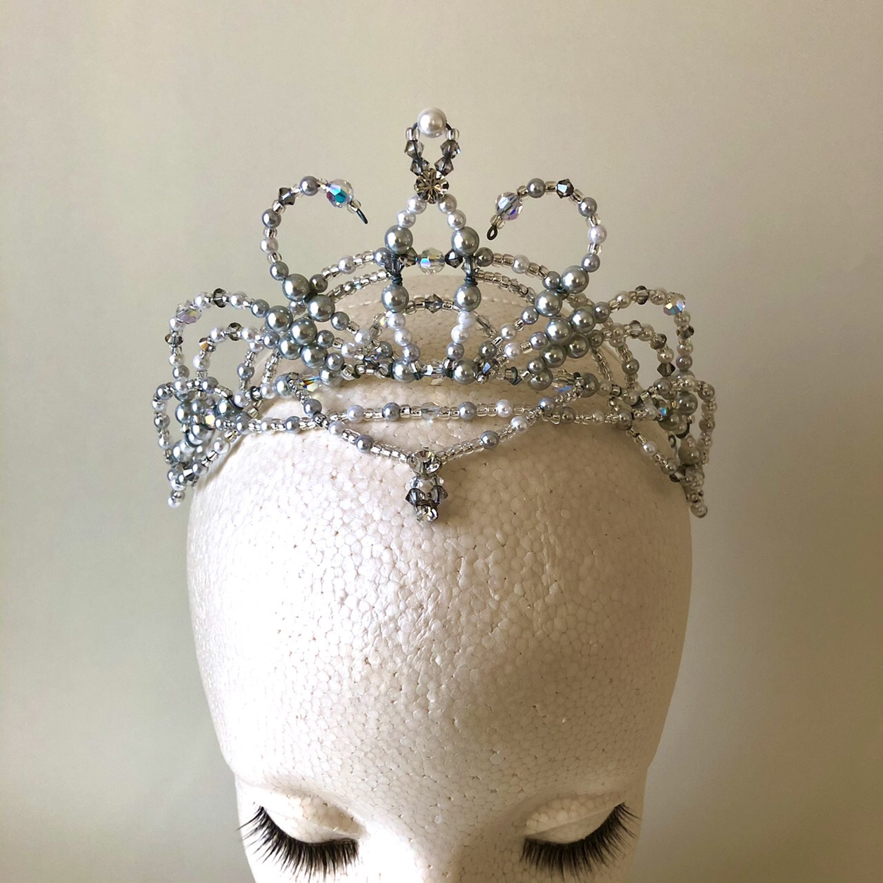 ホワイトとシルバーベースのティアラ