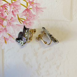 猫のイヤリング 花飾り　黒猫 2枚目の画像