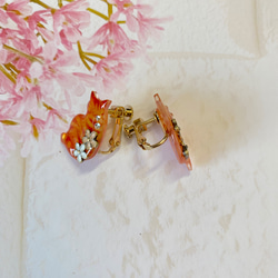猫のイヤリング 花飾り　茶トラ 2枚目の画像