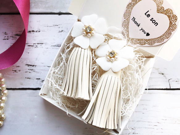 grandes fleurs pompom/白いお花のレザータッセル スワロフスキー  