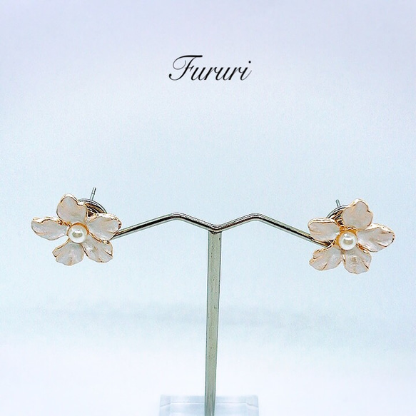 sold out antique  flower  pierce  小さめ  プレゼント 1枚目の画像