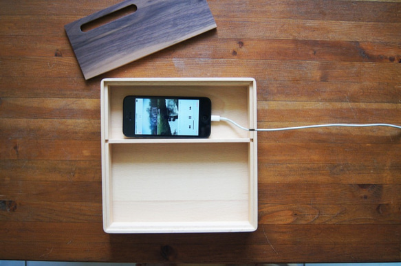 使い方が簡単 - 携帯電話の充電と防音の木箱 4枚目の画像