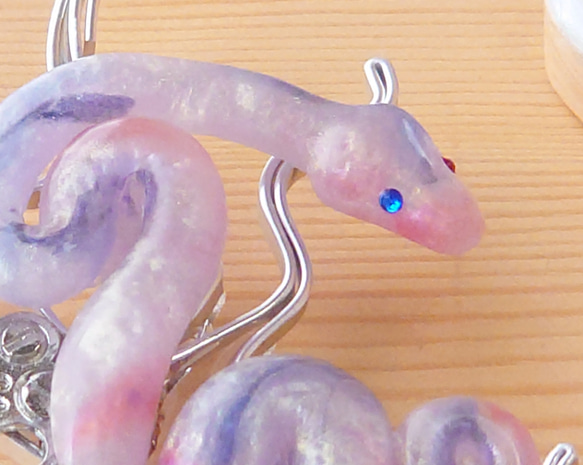 【ブローチ】輝石蛇の胸飾り ｰ花崗電気石ｰ 1枚目の画像