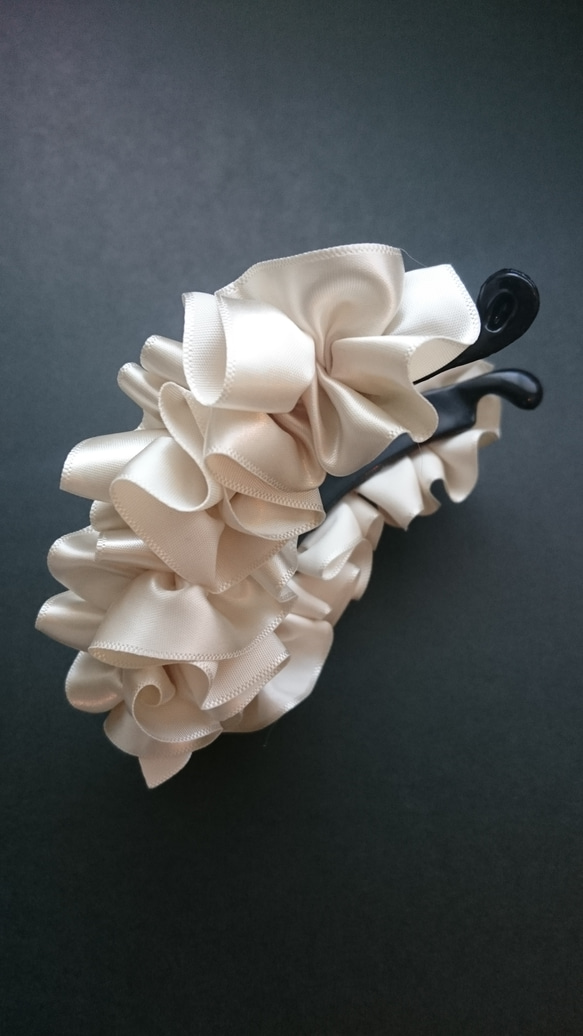 【オフホワイト】carnation サテンのバナナクリップ ヘアクリップ・バナナクリップ t.h.t 通販 3935888｜Creema(クリーマ)