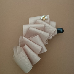 【ベージュ】折り重なるグログラン バナナクリップ 1枚目の画像