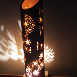 竹灯り・竹灯籠 十輪の蓮の花が掘ってあり広角で灯りを楽しめる